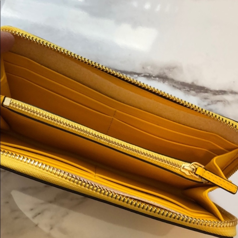 Authentic Tory Burch Robinson wallet